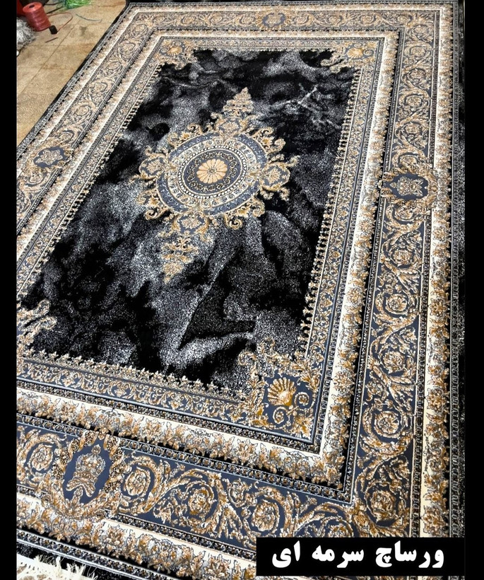 فرش طرح ورساچ سرمه ای 700شانه 2550 تراکم سنگین 6 متری